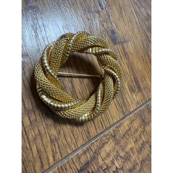 Unique Vintage Gold Tone Twisted Mesh & Metal Circle Pin / Brooch - Picture 2 of 8